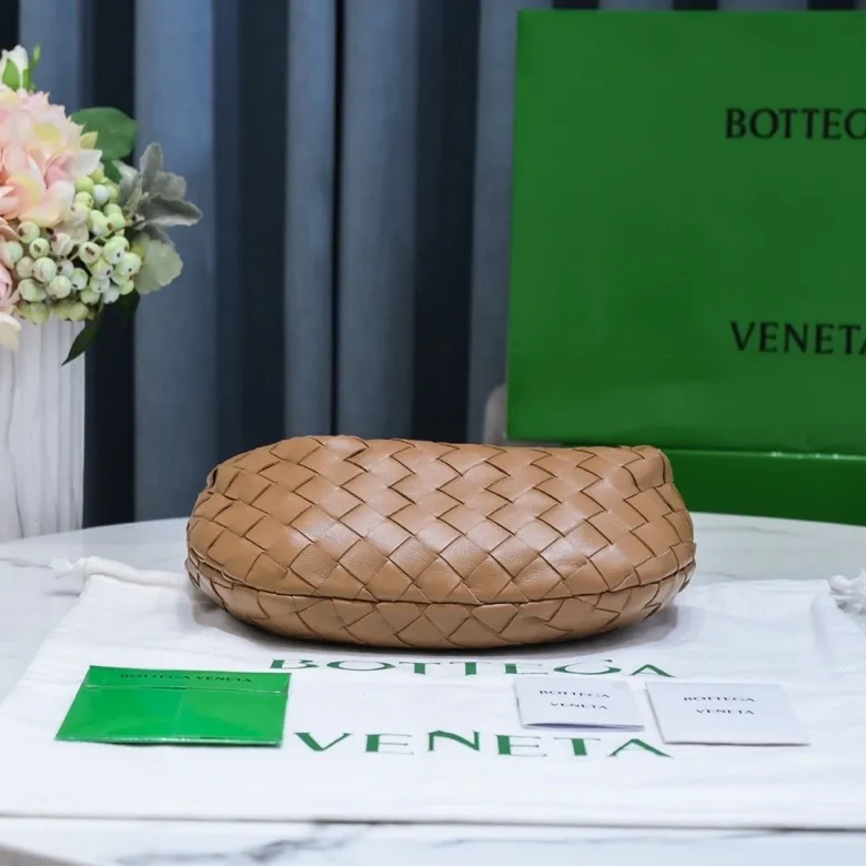 Batch 1120 BV Bottega Veneta's new early spring women's MINI JODIE handbag BV bag 🔥The new method is based on the original rounded corners, knotted with classic woven leather round hobo bag, The most iconic triangular pull-out design, using sheepskin draped soft shape, is super suitable for concave shapes~ Jodie feels really gentle to people, and is definitely the best item for daily matching. It has the same weave, new elements and twists, is compact and versatile, and is the new favorite of street style Internet celebrities! Dimensions: 23x28x8 Model: 6699-1